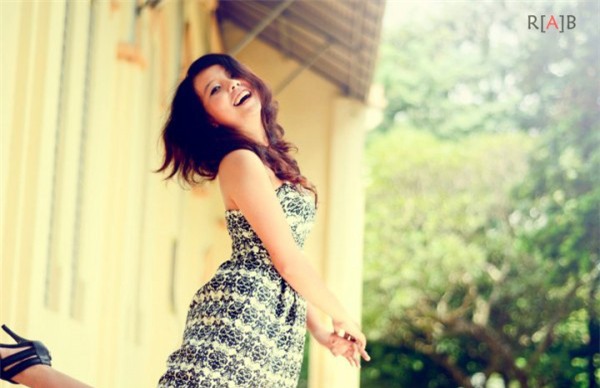 Hay mái tóc xoăn bồng bềnh...