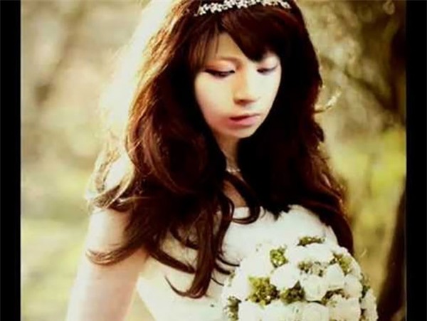 Trước khi đến với hình ảnh tomboy, Gil Lê từng để mái tóc dài thướt tha, thậm chí, còn trang điểm và mặc váy cô dâu.