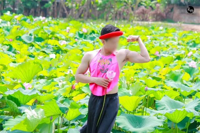 Chàng trai mặc yếm hồng chụp với hoa sen: Phụ nữ làm được thì chúng tôi cũng làm được - Ảnh 8.