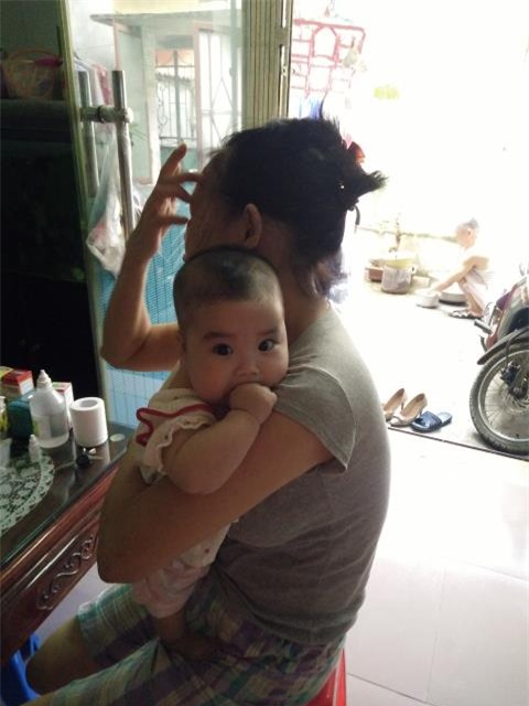 Lan dau lam me o tuoi 53: Be gai bu bam duoc nuoi hoan toan bang sua me