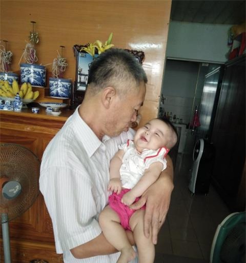 Lan dau lam me o tuoi 53: Be gai bu bam duoc nuoi hoan toan bang sua me