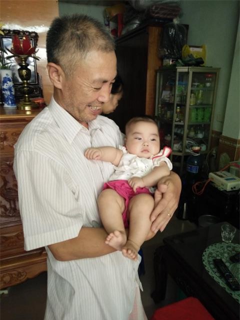 Lan dau lam me o tuoi 53: Be gai bu bam duoc nuoi hoan toan bang sua me