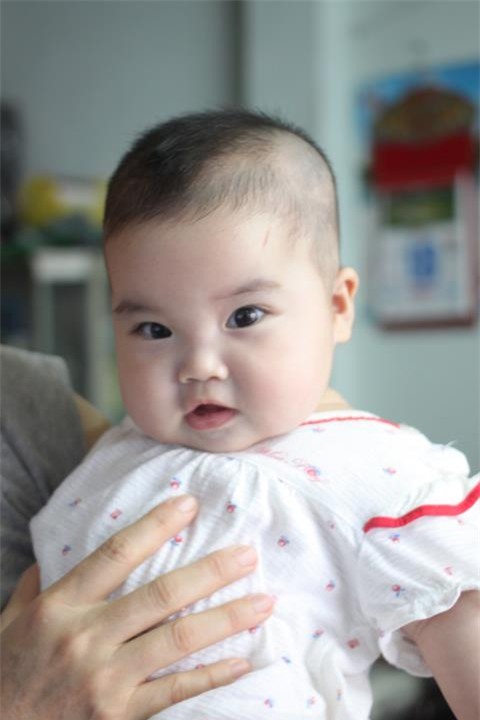 Lan dau lam me o tuoi 53: Be gai bu bam duoc nuoi hoan toan bang sua me