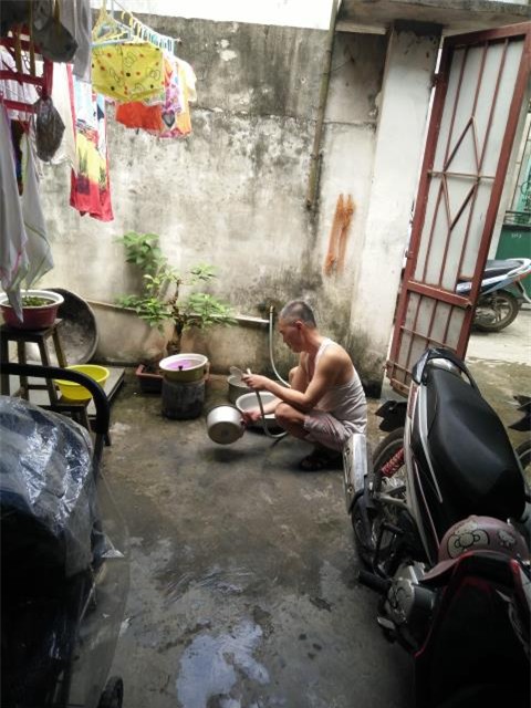 Lan dau lam me o tuoi 53: Be gai bu bam duoc nuoi hoan toan bang sua me