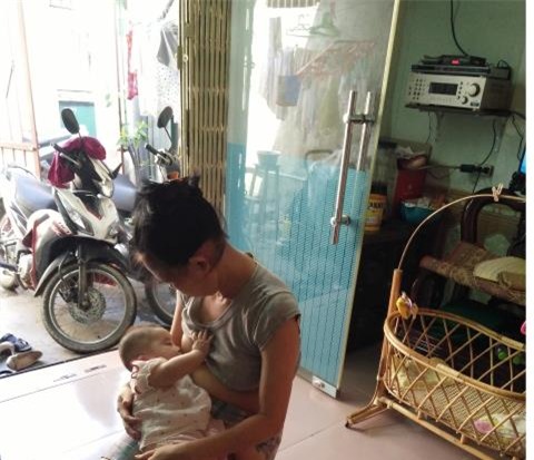 Lan dau lam me o tuoi 53: Be gai bu bam duoc nuoi hoan toan bang sua me