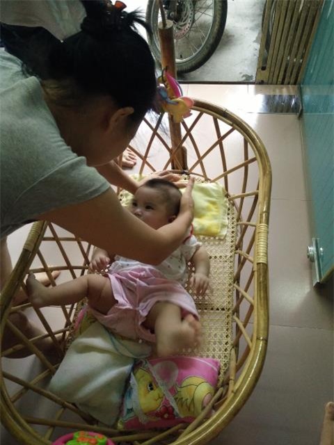 Lan dau lam me o tuoi 53: Be gai bu bam duoc nuoi hoan toan bang sua me