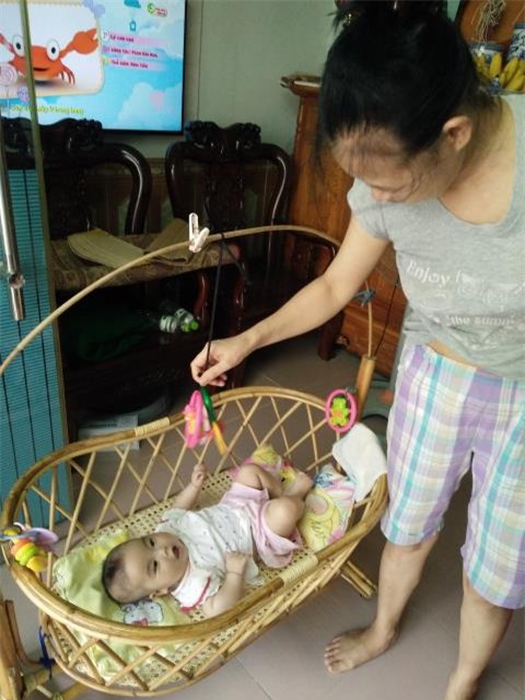 Lan dau lam me o tuoi 53: Be gai bu bam duoc nuoi hoan toan bang sua me