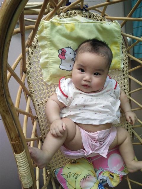 Lan dau lam me o tuoi 53: Be gai bu bam duoc nuoi hoan toan bang sua me