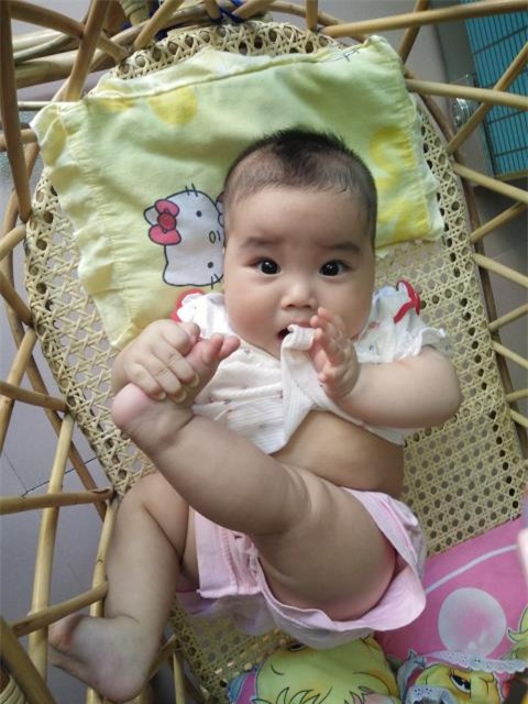 Lan dau lam me o tuoi 53: Be gai bu bam duoc nuoi hoan toan bang sua me