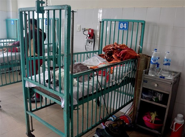 Cha ôm con 28 tháng tuổi nhảy lầu bệnh viện tự tử