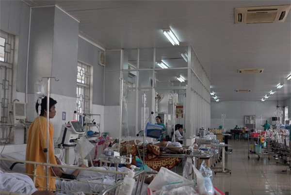 Cha ôm con 28 tháng tuổi nhảy lầu bệnh viện tự tử