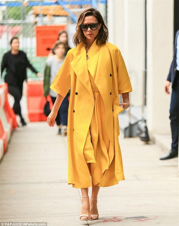 Victoria Beckham diện 'cây vàng' chói lóa sang chảnh xuống phố 0