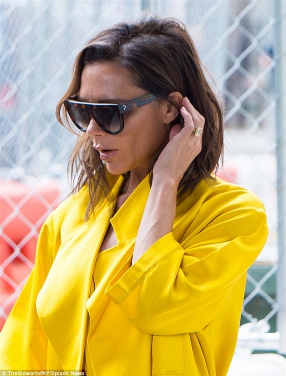 Victoria Beckham diện 'cây vàng' chói lóa sang chảnh xuống phố 3