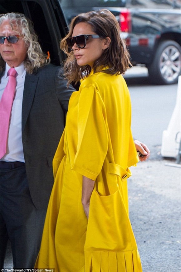 Victoria Beckham diện 'cây vàng' chói lóa sang chảnh xuống phố 2