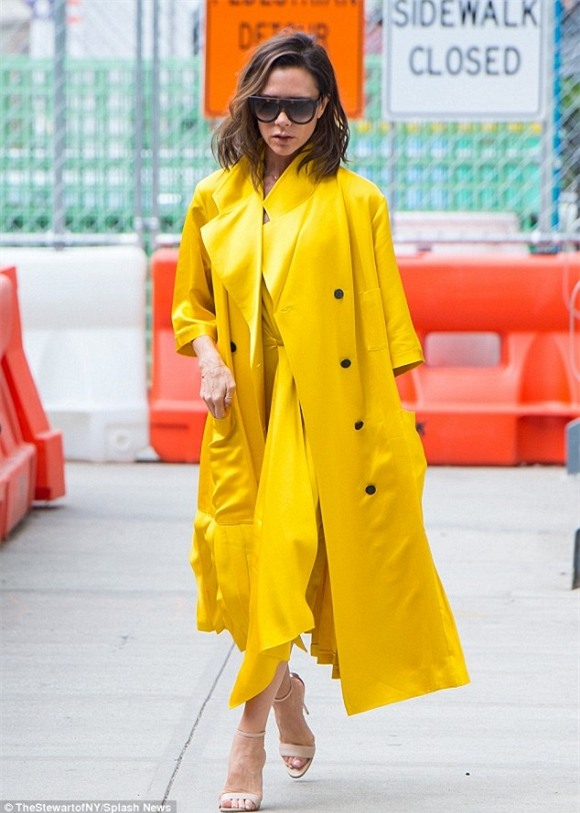 Victoria Beckham diện 'cây vàng' chói lóa sang chảnh xuống phố 1