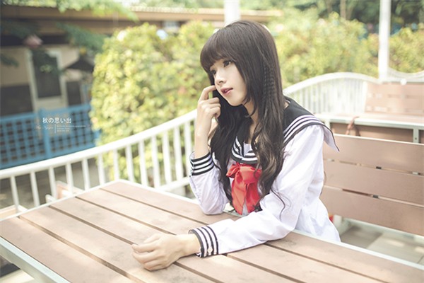 Khuôn mặt cô vẫn còn nguyên nét trẻ thơ dẫu đã 22 tuổi.