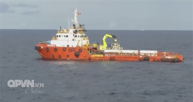 Hôm nay thời tiết diễn biến xấu nên lực lượng tìm kiếm sẽ gặp nhiều khó khăn. (Ảnh cắt từ clip)