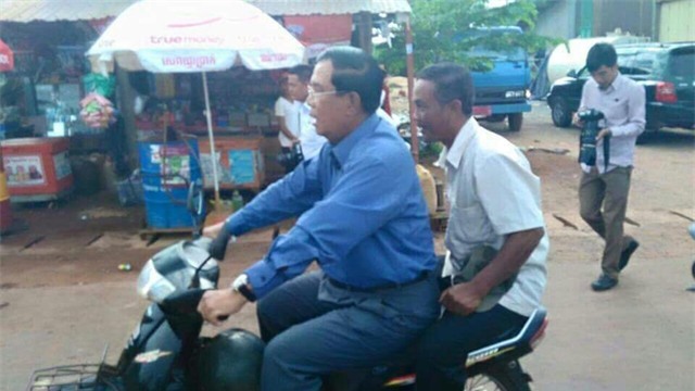 Thủ tướng Campuchia bị phạt vì không đội mũ bảo hiểm - Ảnh 1.