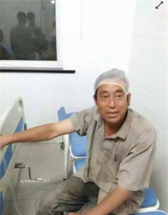 Hành động của người đàn ông này đã khiến người người rơi lệ vì cảm động - Ảnh 2.