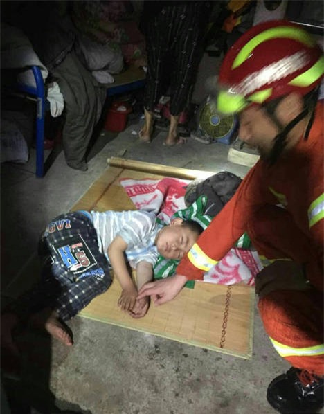 Hành động của người đàn ông này đã khiến người người rơi lệ vì cảm động - Ảnh 3.