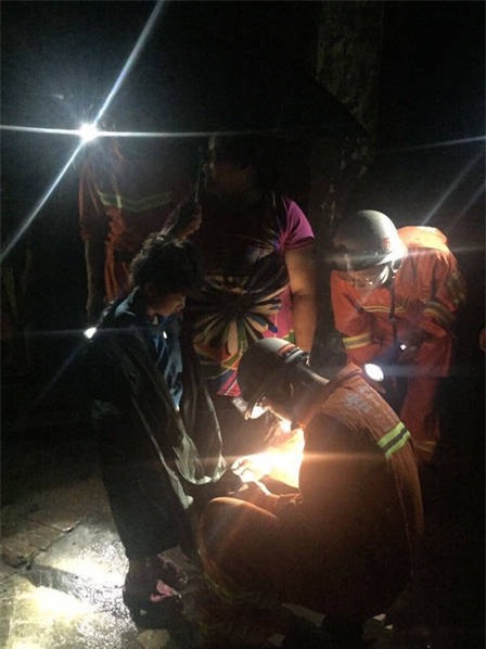 Hành động của người đàn ông này đã khiến người người rơi lệ vì cảm động - Ảnh 4.