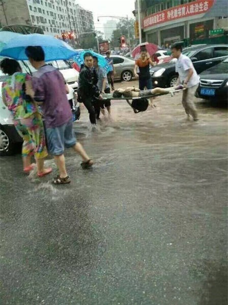 Hành động của người đàn ông này đã khiến người người rơi lệ vì cảm động - Ảnh 5.