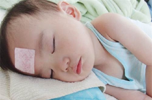 nhung kieu cham soc tre so sinh mua he lam con hay om - 1