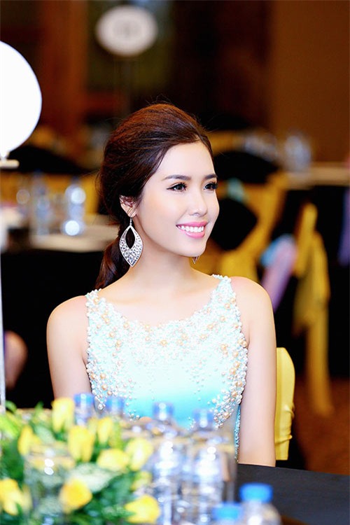 a hau bien khanh phuong goi cam voi vong ba 95cm - 10