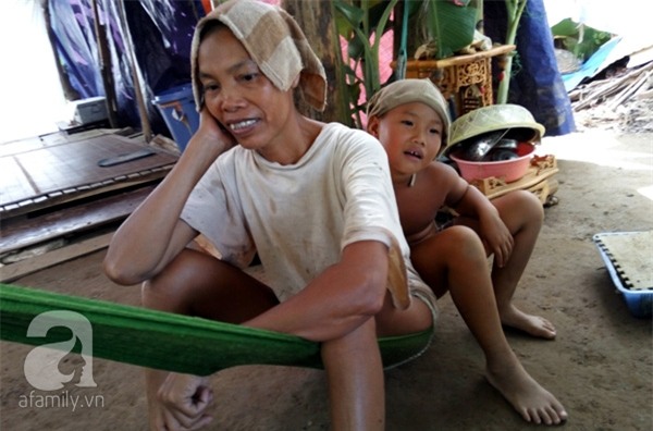 Dị nhân trần truồng bãi giữa sông Hồng: