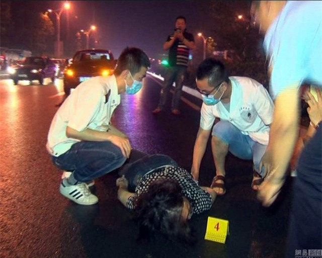 Trả giá đắt vì vượt rào phân cách để sang đường cho nhanh - Ảnh 2.