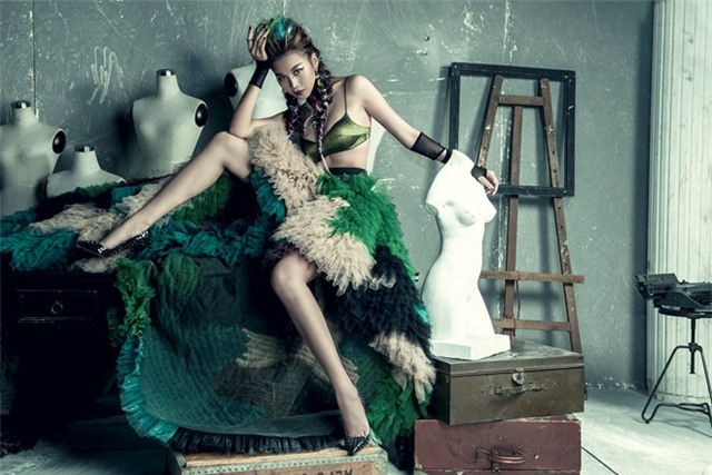 Sieu mau Thanh Hang deo khuyen mui, nhuom toc xanh hinh anh 3