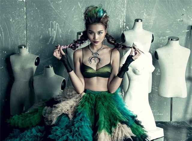 Sieu mau Thanh Hang deo khuyen mui, nhuom toc xanh hinh anh 4