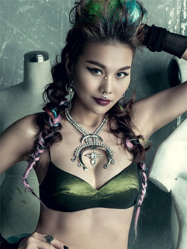 Sieu mau Thanh Hang deo khuyen mui, nhuom toc xanh hinh anh 5