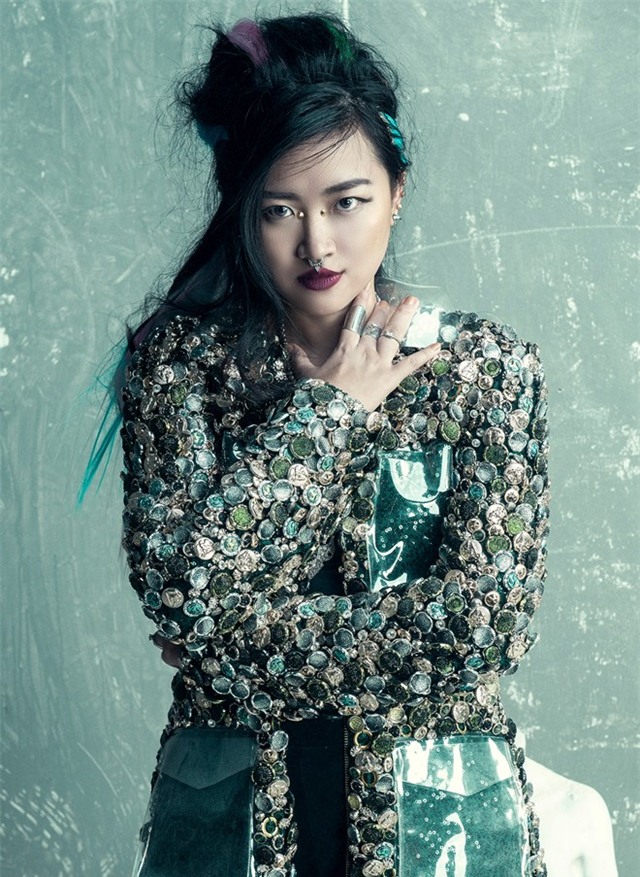 Sieu mau Thanh Hang deo khuyen mui, nhuom toc xanh hinh anh 8