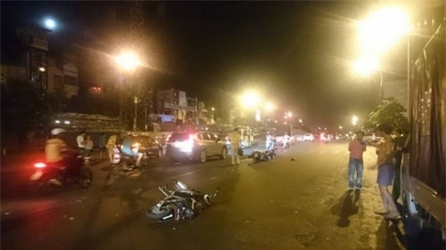 Hà Nội: Phóng nhanh như tên, xe cứu thương gây tai nạn liên hoàn - Ảnh 1