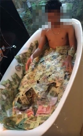 Phản cảm hình ảnh thiếu gia Việt rải đầy tiền vào bồn tắm - Ảnh 1.