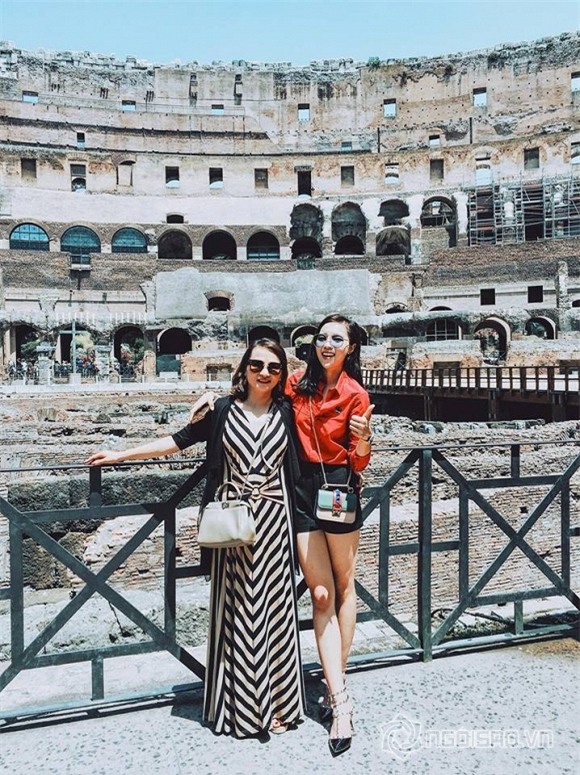 Mẹ Kỳ Duyên đi du lịch cùng con gái 2