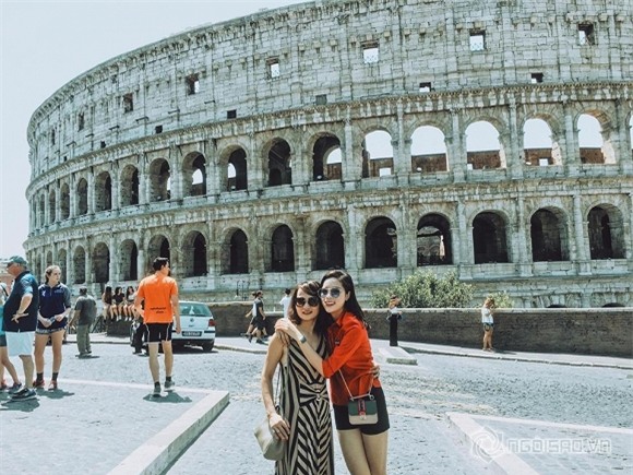 Mẹ Kỳ Duyên đi du lịch cùng con gái 1