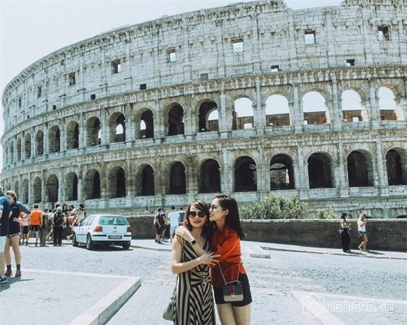 Mẹ Kỳ Duyên đi du lịch cùng con gái 0