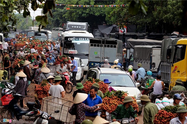 Xe vai thieu ngap cho ven quoc lo, un tac keo dai hinh anh 1