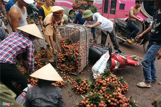 Xe vai thieu ngap cho ven quoc lo, un tac keo dai hinh anh 10