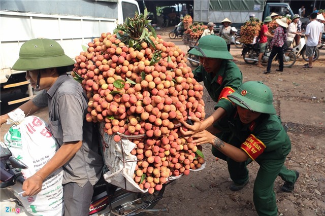 Xe vai thieu ngap cho ven quoc lo, un tac keo dai hinh anh 11