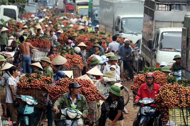 Xe vai thieu ngap cho ven quoc lo, un tac keo dai hinh anh 5