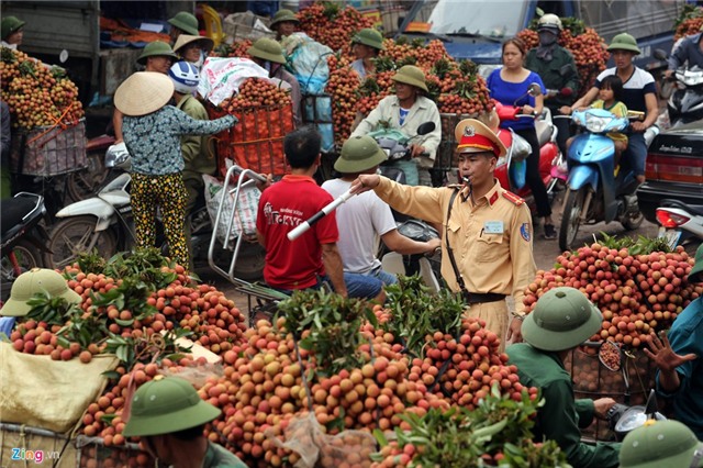 Xe vai thieu ngap cho ven quoc lo, un tac keo dai hinh anh 9