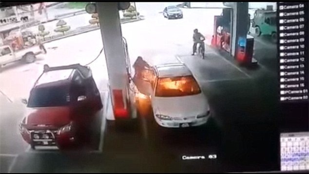 kinh hoang be trai thanh duoc song khi choi bat lua luc me do xang hinh anh 1