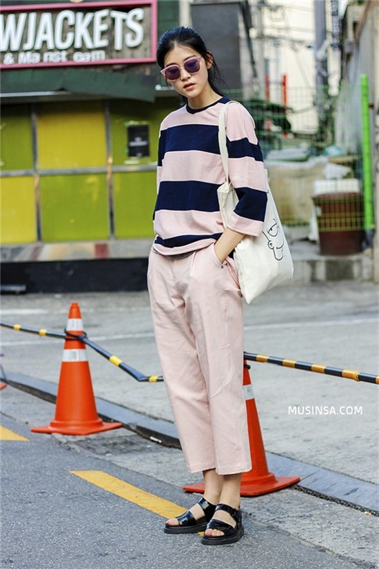 Street style thế giới tuần qua: Áo trễ vai lên ngôi, xứng danh item số 1 của mùa hè - Ảnh 3.