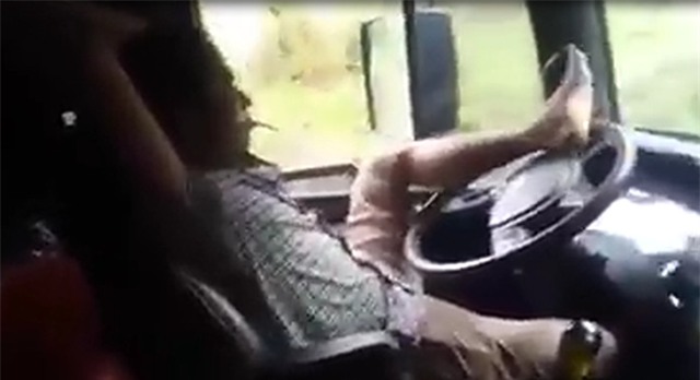 Clip tài xế ngả người ra ghế hút thuốc, điều khiển ô tô bằng một chân - Ảnh 2.