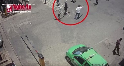 Nữ côn đồ vác mã tấu truy sát nhân viên Bến xe Vinh - Ảnh 1.