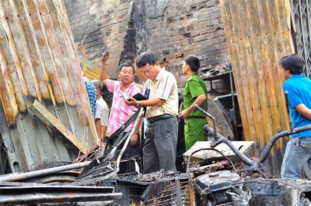 Cha nem con gai mot tuoi tu mai nha thoat khoi dam chay hinh anh 1