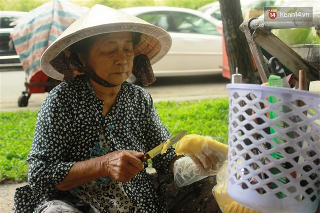 Gặp cô gái váy đen, khăn đỏ đẩy xe cho bà cụ bán rong ở Sài Gòn - Ảnh 4.